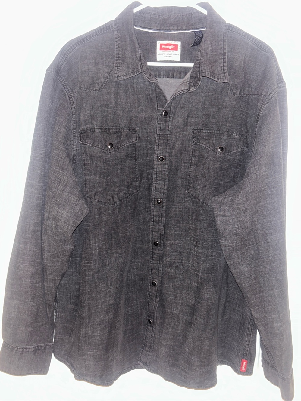 Wrangler Charcoal Gray Denim Button-Up Shirt. NWOT. Black pearl buttons.